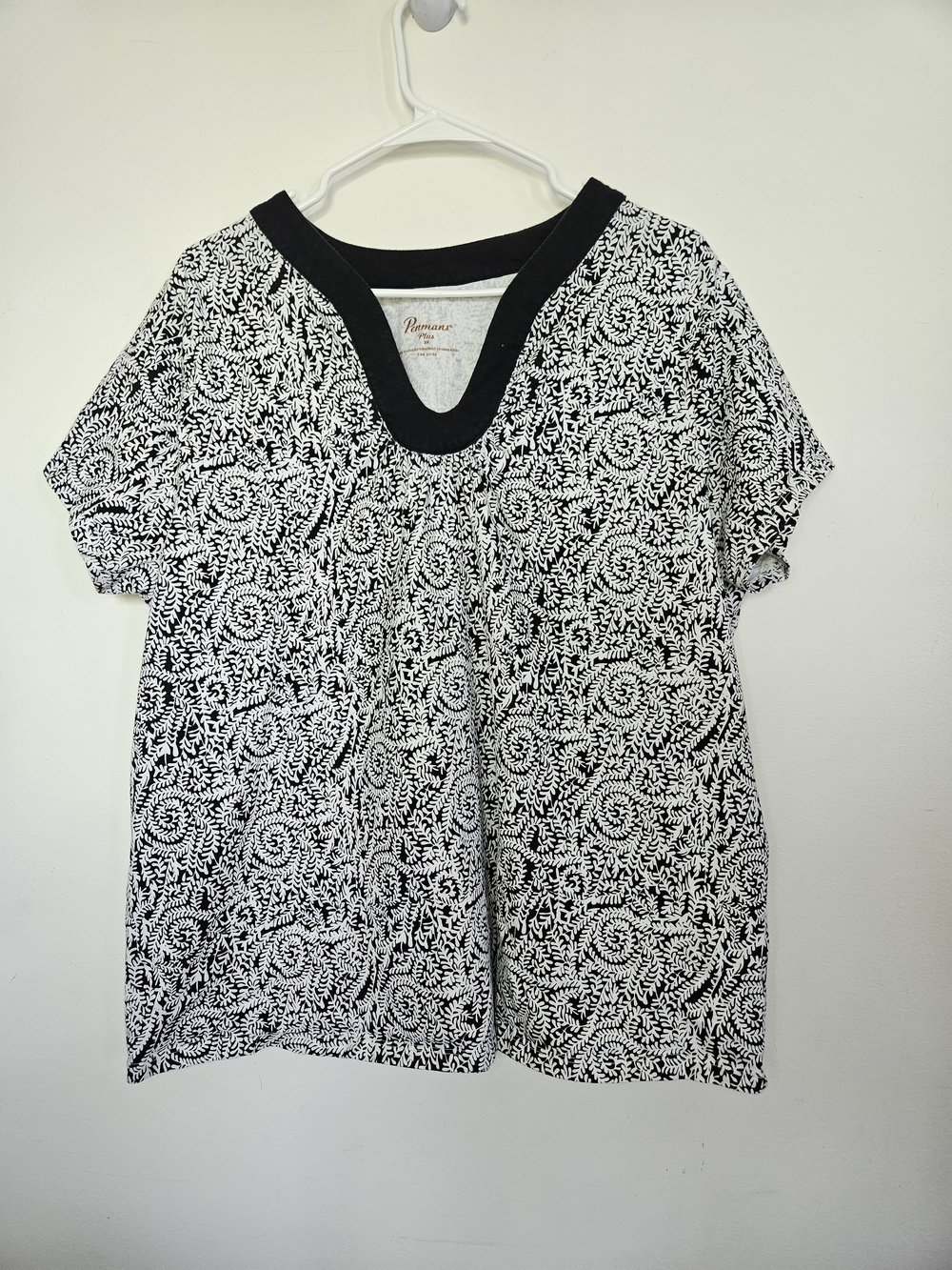 PENMANS PLUS Black White Abstract Swirl Floral V-Neck Short Sleeve Top Size 2X🔥